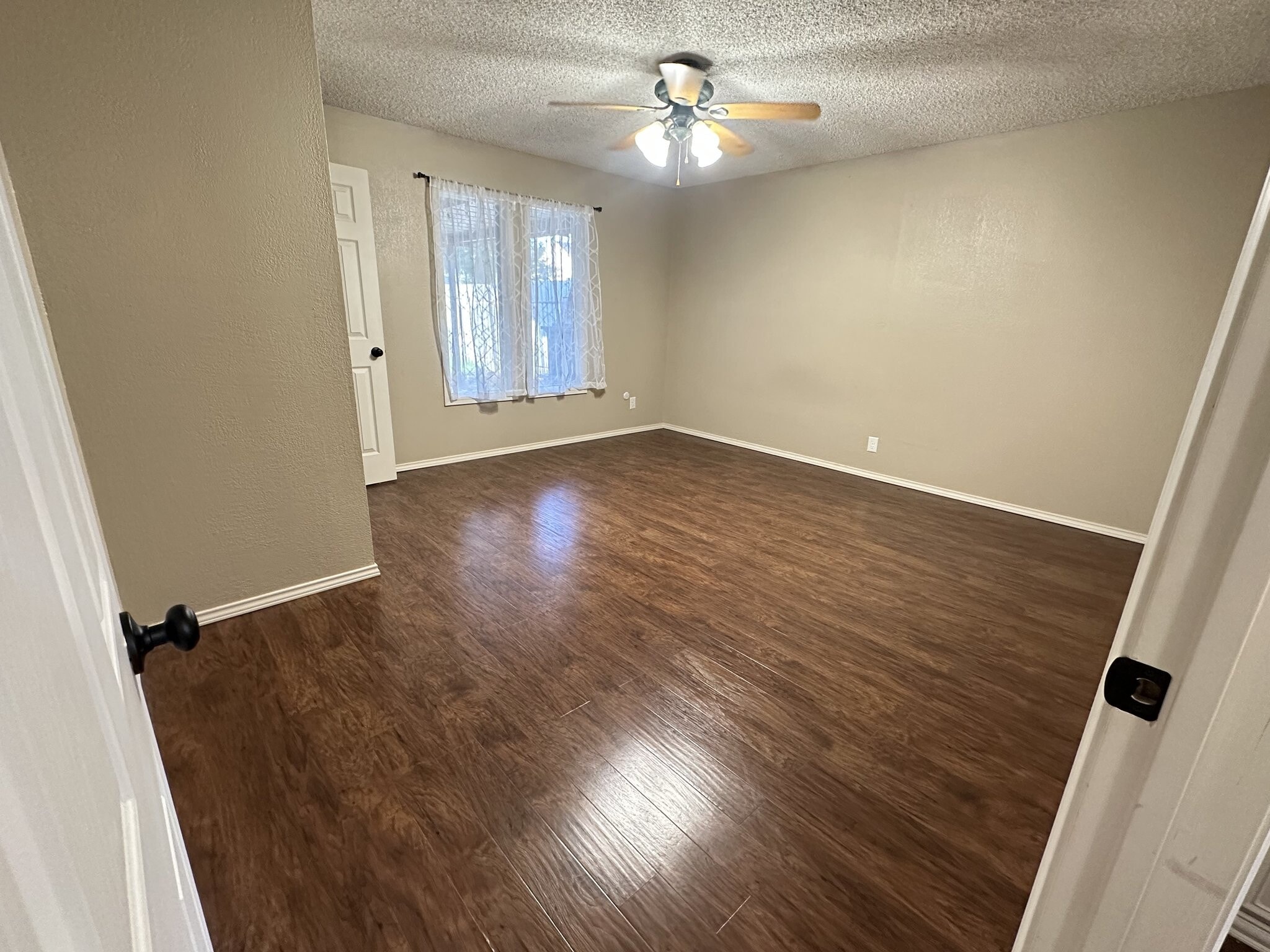Building Photo - 2631 Sunset Dr