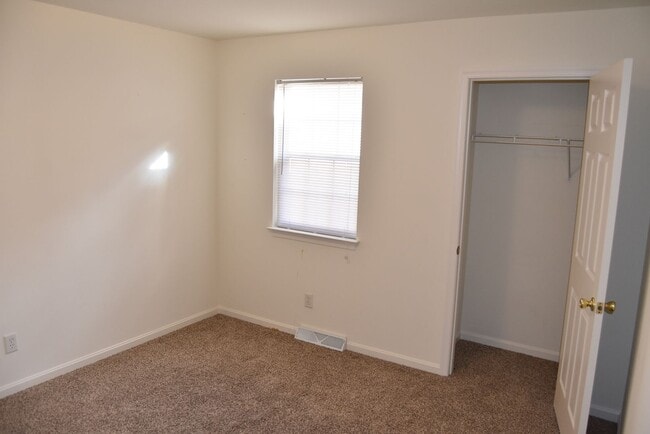 Building Photo - End Row Townhome w/ Garage
