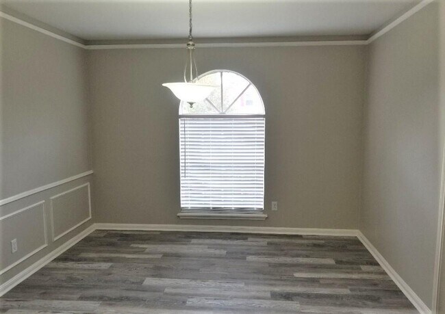 Building Photo - 17603 Butte Creek Rd