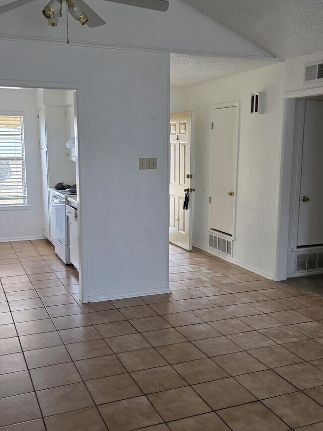 Building Photo - 3220 Tanglewood Ln
