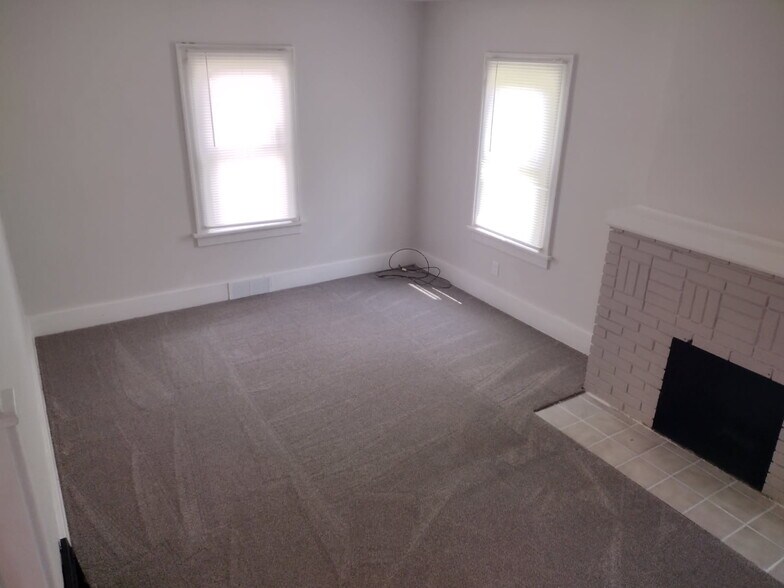 Building Photo - 507 E Archwood Ave