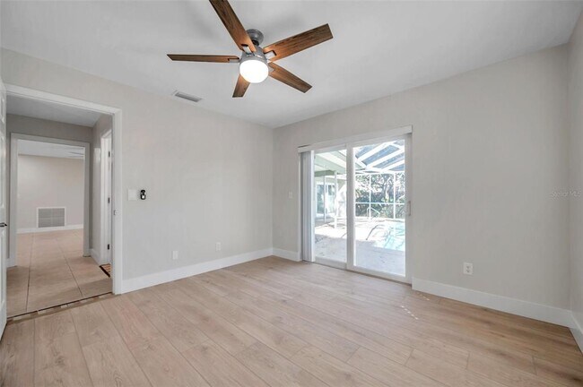 Building Photo - 8789 Maplewood Rd