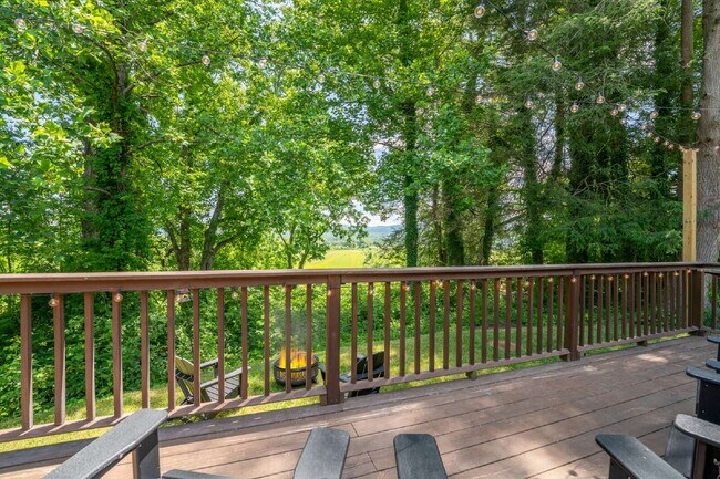 Building Photo - Mountain Lux Home - Centrally Located in B...