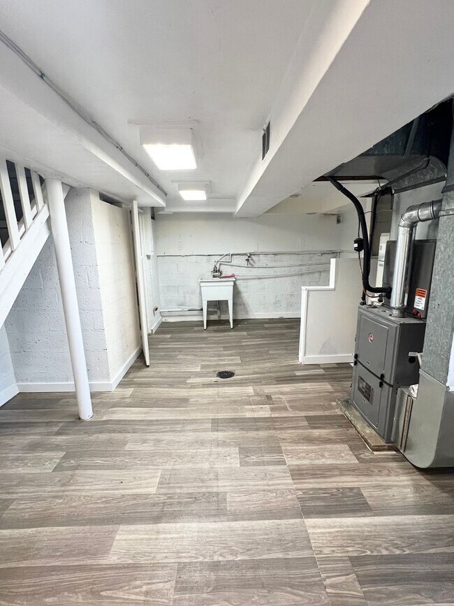 Building Photo - Updated 3 Bed, 1 Bath in Verona- Central Air and Huge Kitchen!!