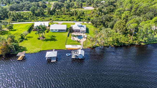 Building Photo - 1028 Lake Carrie Dr