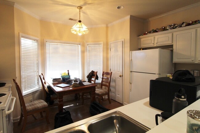 Building Photo - 1119A Southbend Dr