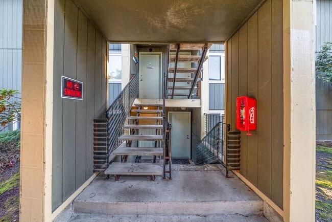 Building Photo - 1st Month FREE!!! 1 Bedroom minutes away from Downtown! Pets OK!