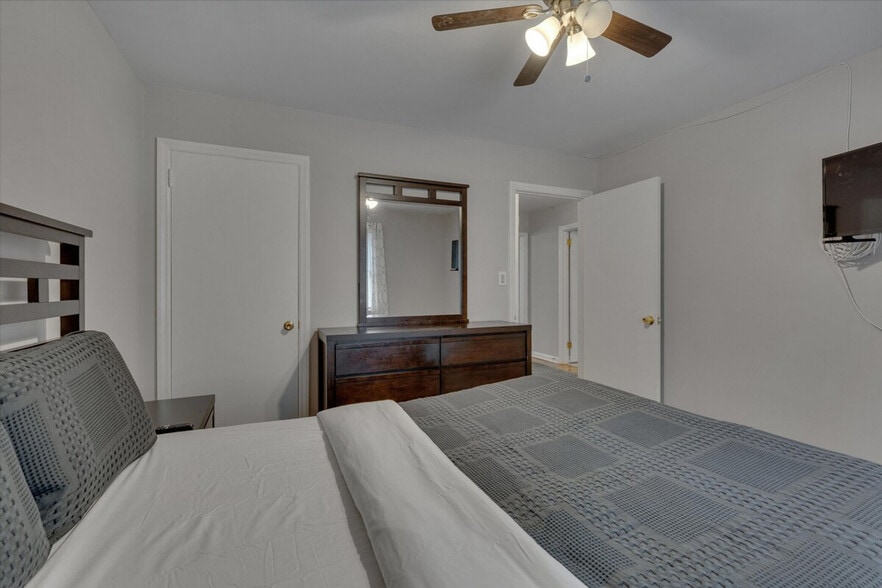 Building Photo - 804 Urban Ave