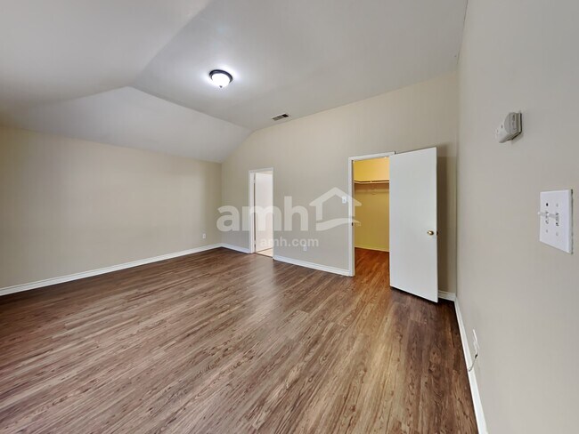 Building Photo - 737 Oak Dale Ave