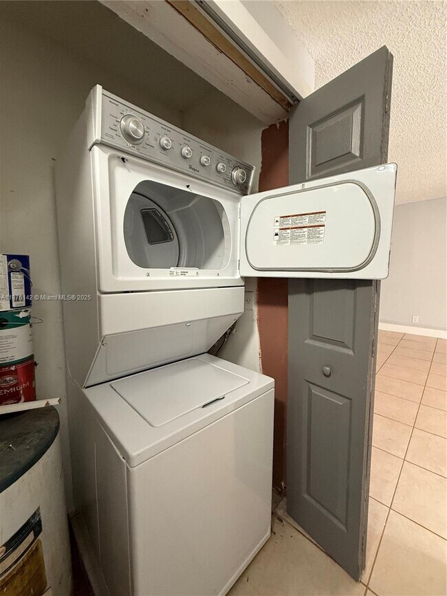 Building Photo - 3275 Coral Ridge Dr