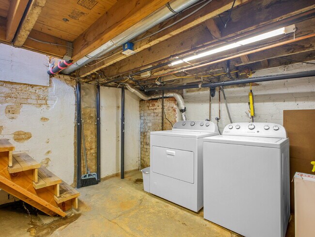 Building Photo - $1,550, 1 bed, 1 bath apartent near wash p...
