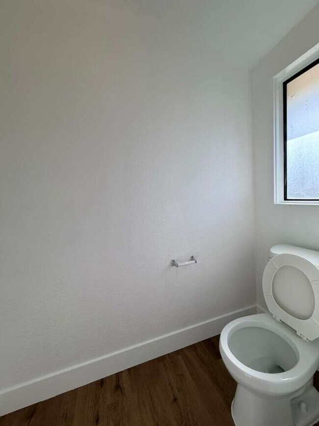 Building Photo - Freshly Updated End-Unit Townhome in the Gated Community of Vista Valencia