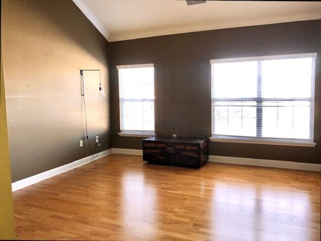 Building Photo - Top Floor Condo in Great Carmel Location!