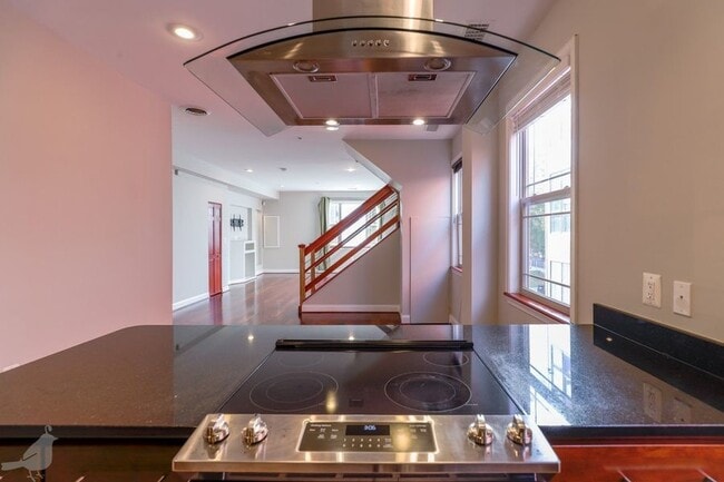 Building Photo - 3573 Warder St NW