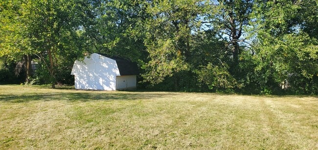 Building Photo - 320 Somonauk St