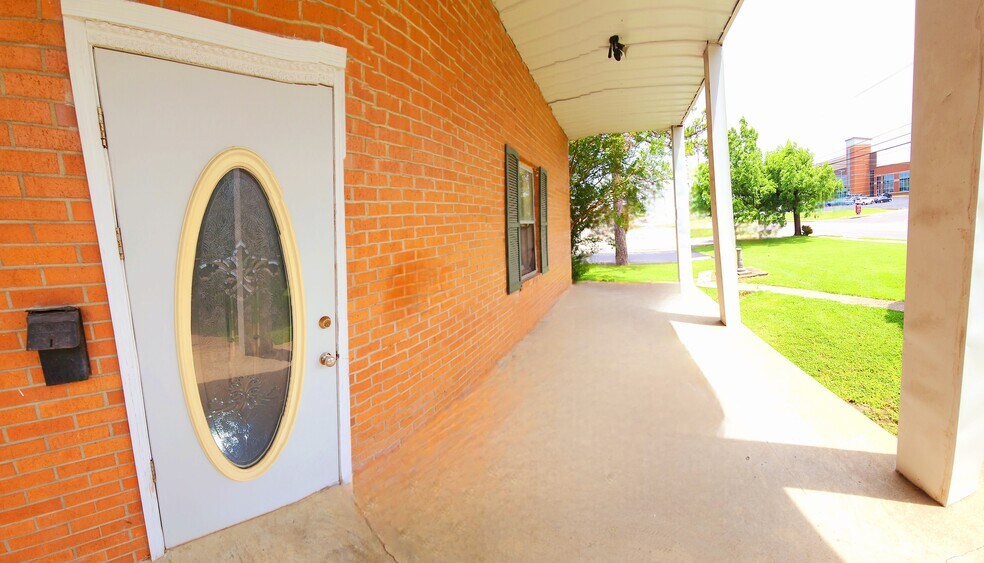 Building Photo - 1004 W Main St