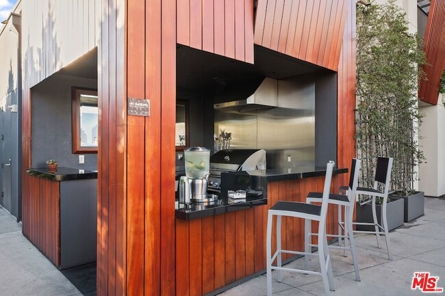 Building Photo - 6250 Hollywood Blvd