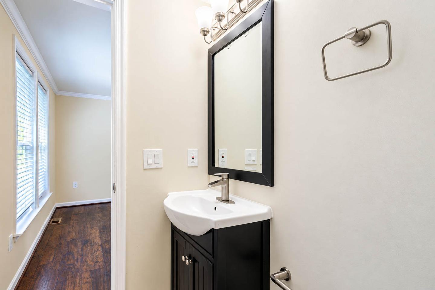 Building Photo - Bright & Comfortable Home in DC
