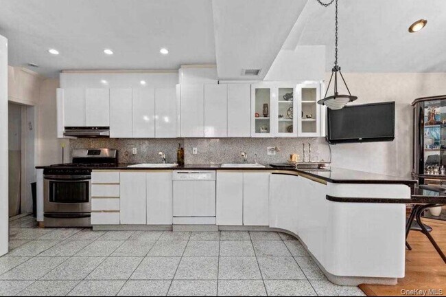 Building Photo - 73-14 174th St