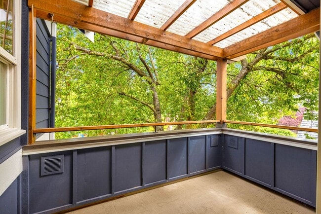 Building Photo - Charming Ravenna home with 5 bedrooms, 4 b...