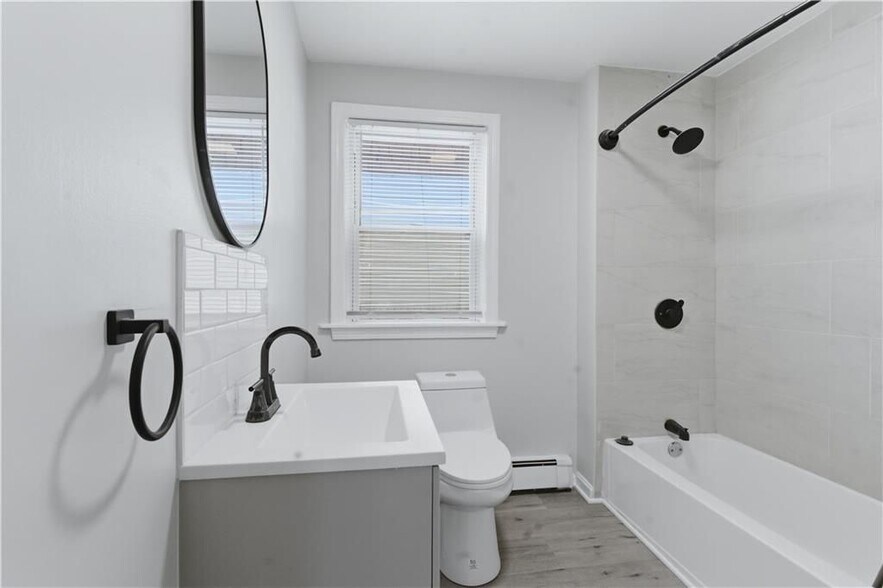 Building Photo - 92 Sylvian St