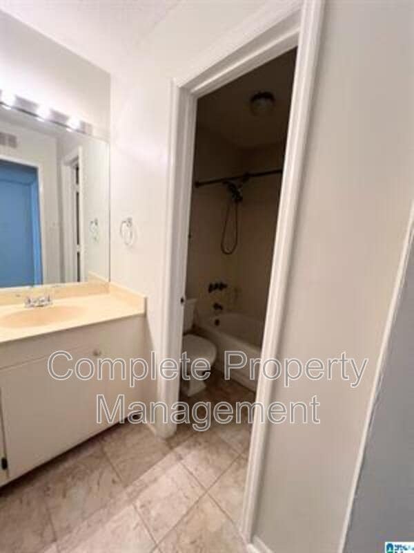 Building Photo - 3350 Altamont Rd