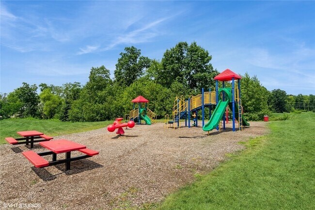 Building Photo - 335 Osona Ln