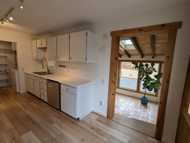 Building Photo - 455 NE Clay Ave