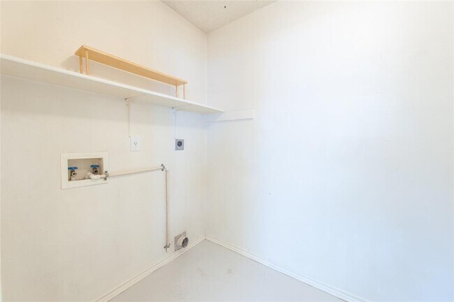 Building Photo - 2813 Adelen Ln