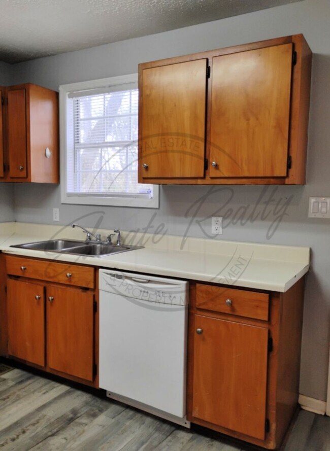 Building Photo - Three Bedroom, Two Level Duplex for Rent!