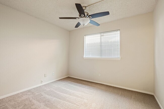 Building Photo - Charming home located in Clovis Unified School District!