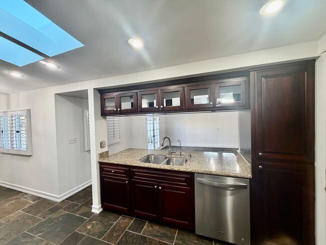 Building Photo - 4 Bedroom Beautiful Tustin Cul-De-Sac Home