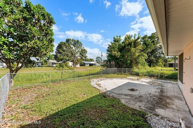 Building Photo - 158 Empress Ave