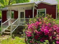 Building Photo - Lovely 2br bungalow with screened porch an...