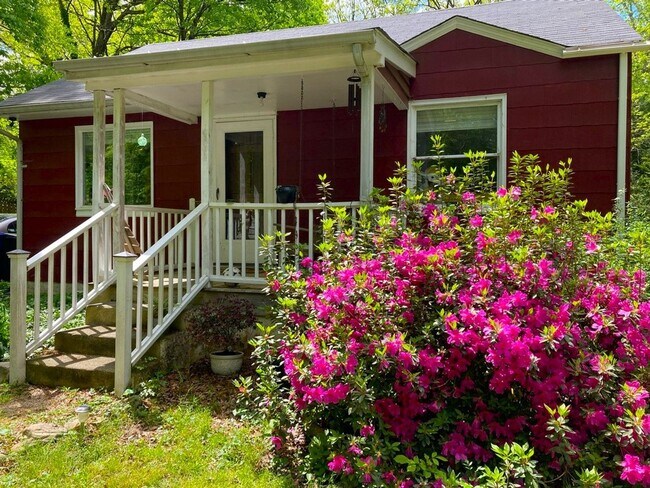 Primary Photo - Lovely 2br bungalow with screened porch an...