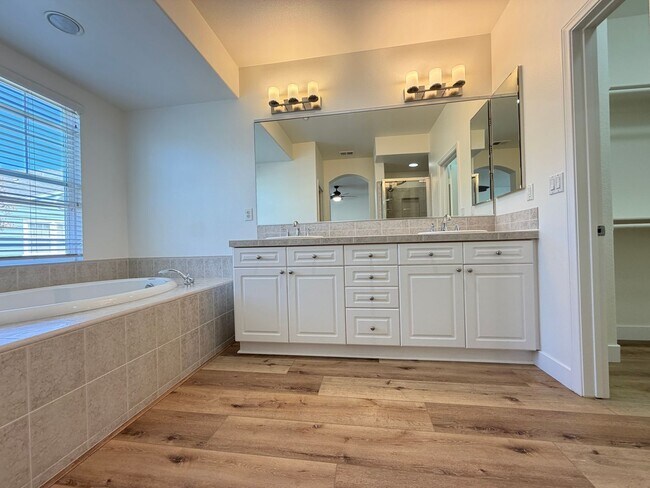 Building Photo - Gorgeous Rarely Available Bayshore Townhome- Just in Time for Summer!