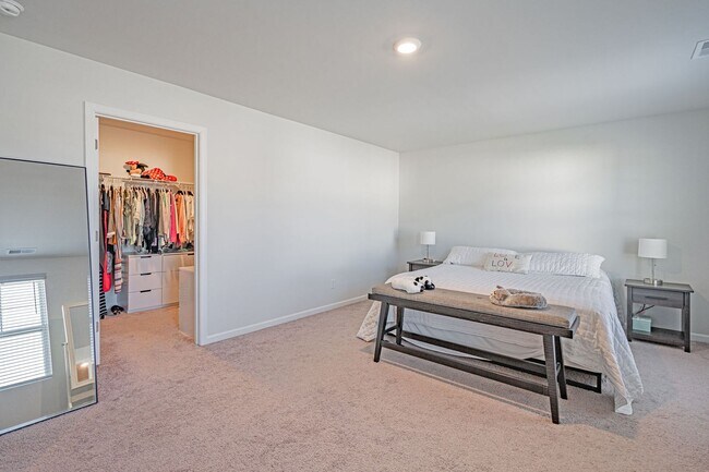 Building Photo - Spacious 4 bed, 2.5 bath Home with Neighbo...