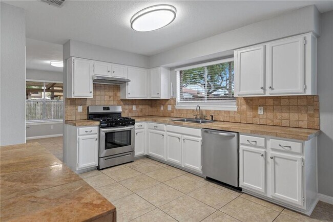 Building Photo - 1904 Dayflower Trce