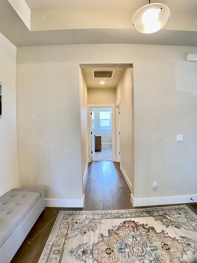 Building Photo - **Unfurnished** Single-level 3 BR-2BA  Home with Mountain Views
