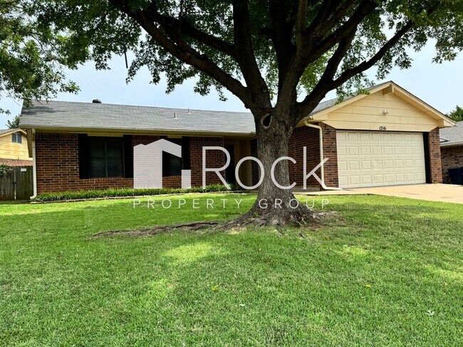 Building Photo - 3 Bedroom, 2 bath, 2 car garage home avail...