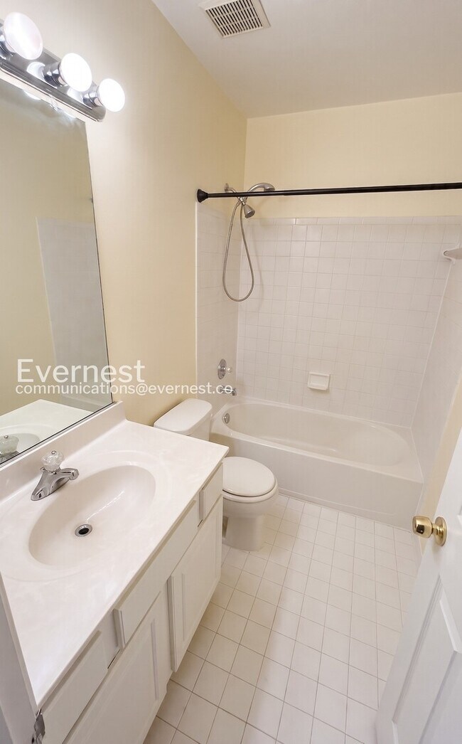 Building Photo - 4 Bed/3 Bath Town Home with Garage / Pet-Friendly / Available Soon!