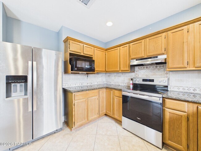 Building Photo - 115 La Rue Vil