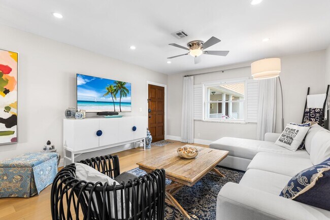 Building Photo - ** OLDE NAPLES ** 2 BED / 1 BATH - CONDO - TURNKEY - 3 BLOCKS FROM GULF - SEASONAL OR SHORT TERM