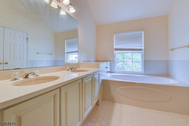 Building Photo - 5 Marco Polo Ct