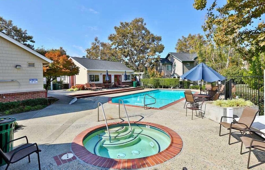 Community pool and jacuzzi - 277 Hidden Creek Ct