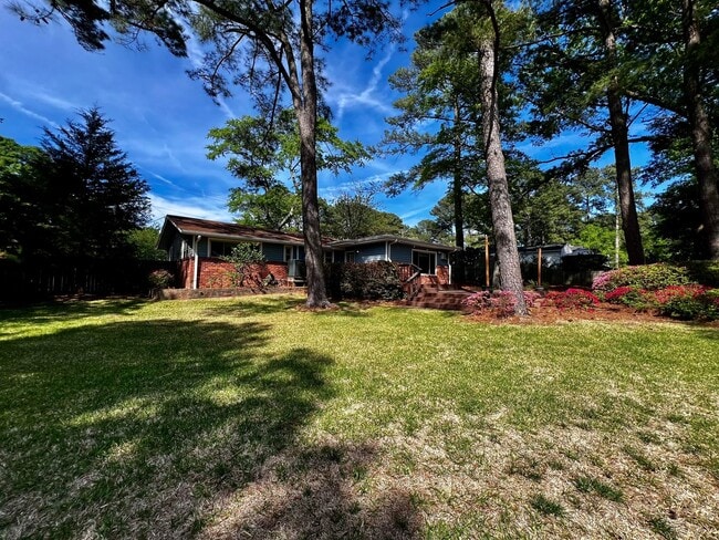 Building Photo - Beautiful waterfront home