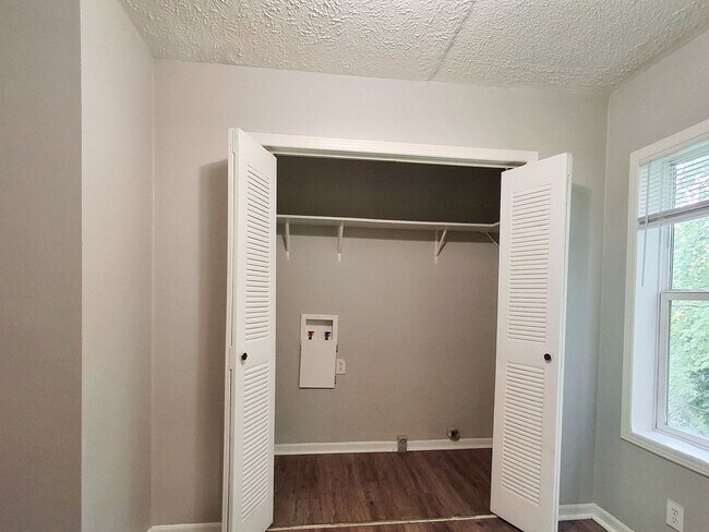 Building Photo - 4 Bed / 2 Full Bath House on a Quiet Dead-End Street — Attached Garage, Central A/C, W/D Hookups ...