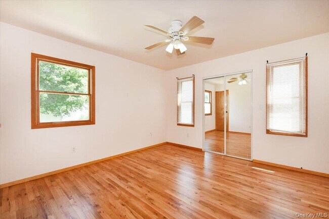 Building Photo - 257 Maple St