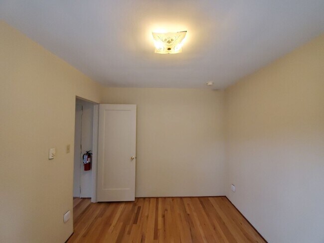Building Photo - Classic One Bedroom, One Bathroom Apartmen...