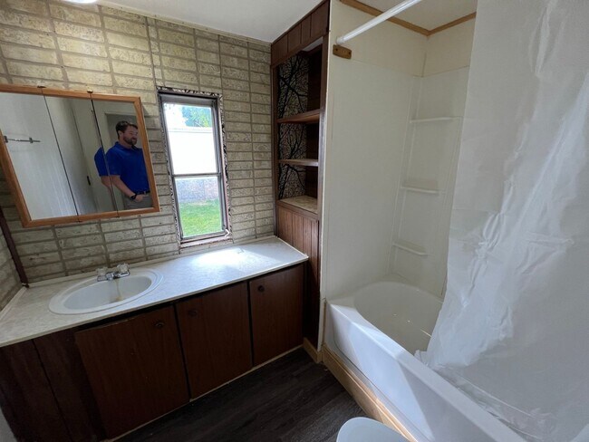 Building Photo - 2 Bedroom 1 Bath Updated Mobile Home in A ...